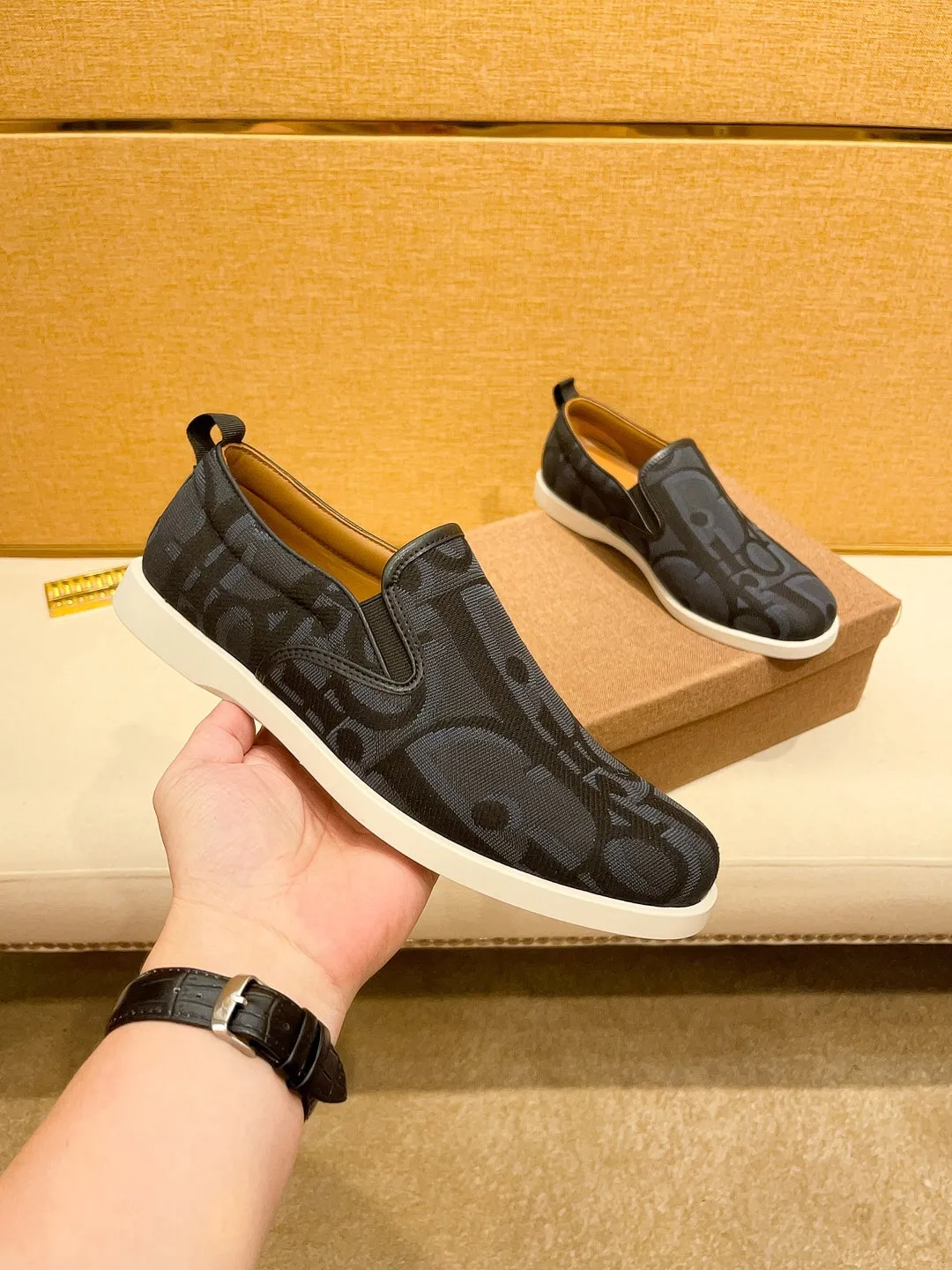 Factory price 380🔥[Dior] The latest 2024 new model is carefully crafted and set off the audience! An international brand that continues to innovate. This men's all-season casual shoe, the original version, has an all-leather upper, breathable and comfortable leather feet ➕Rubber non-slip outsole, breathable and comfortable, quality speaks for itself👄Color: two colors Size: 38-44